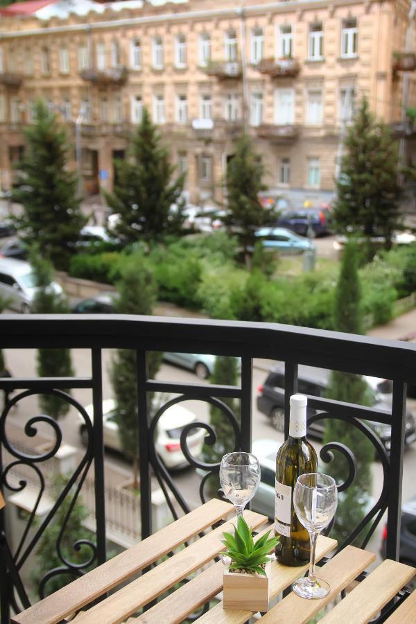 Parilament On Rustaveli 4 Rooms Tbilisi Exterior foto
