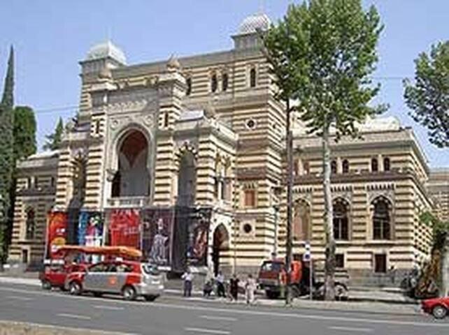 Parilament On Rustaveli 4 Rooms Tbilisi Exterior foto