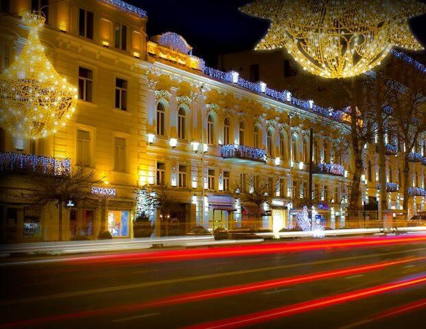 Parilament On Rustaveli 4 Rooms Tbilisi Exterior foto